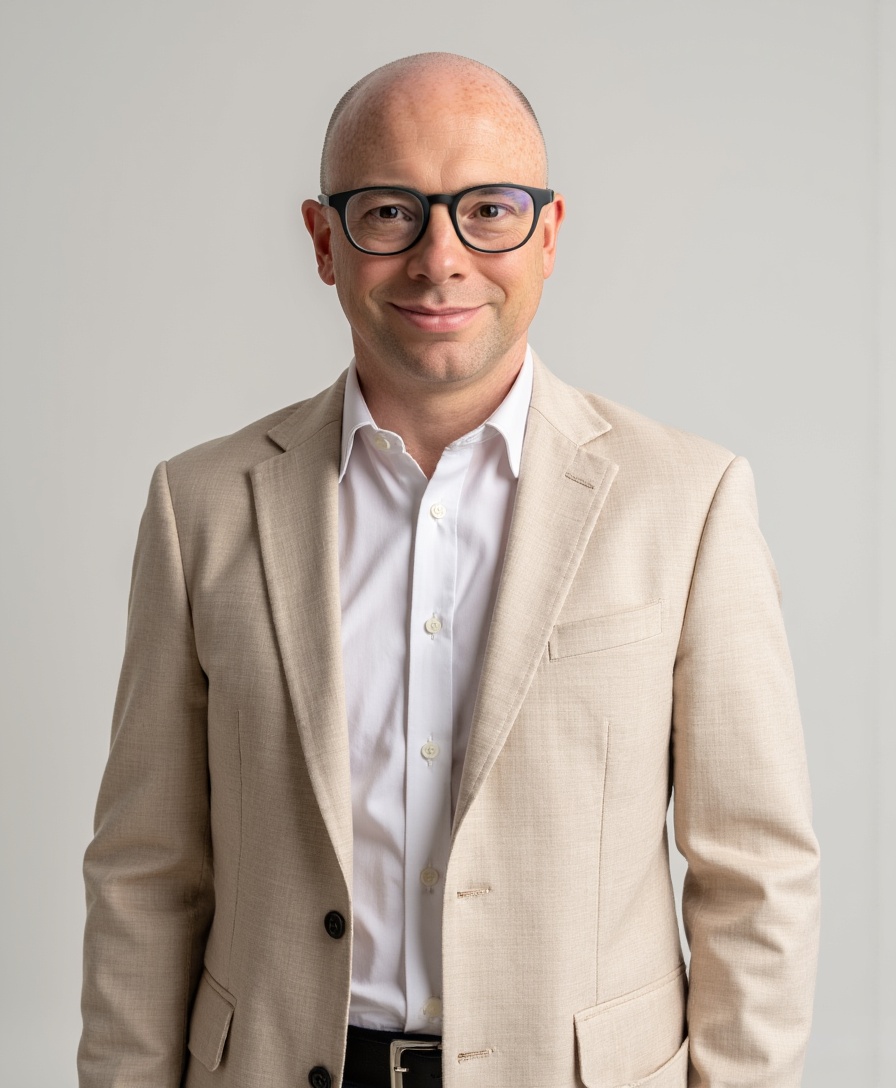 Mr Robert Henderson, Consultant Vitreoretinal Surgeon
